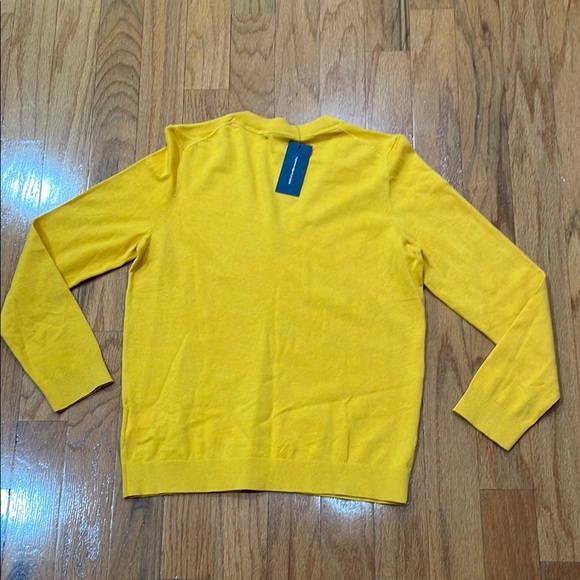 Tommy Hilfiger NWT Men's Dark Yellow V-Neck Sweater Size Medium Lightweight - Picture 12 of 13